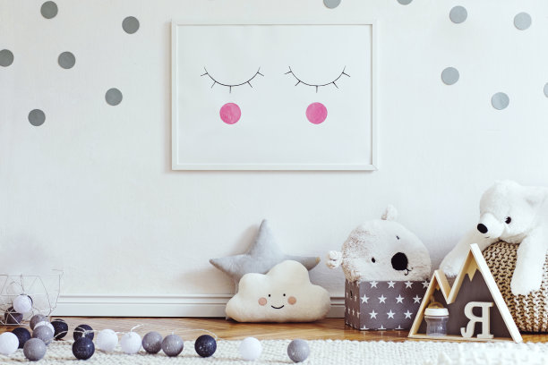 时尚的斯堪的纳维亚儿童房间模拟照片海报框架在图案墙，泰迪熊和玩具。可爱的现代室内娱乐室，白色的墙壁，木制的配件和五颜六色的玩具。图片下载
