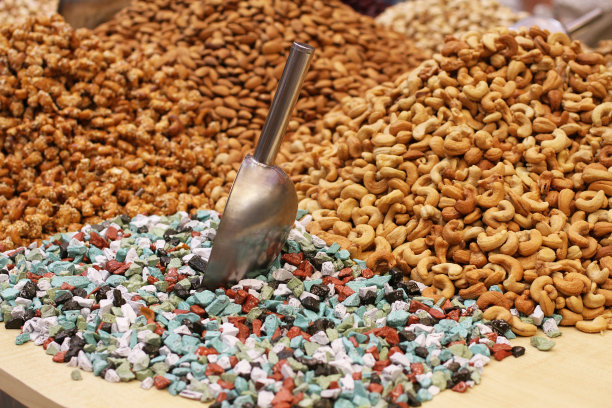 迪拜德伊勒市场：骆驼奶彩虹巧克力、烤腰果和焦糖芝麻杏仁图片下载