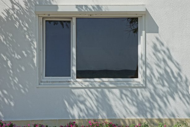 私人住宅灰色墙壁上的大窗户图片下载