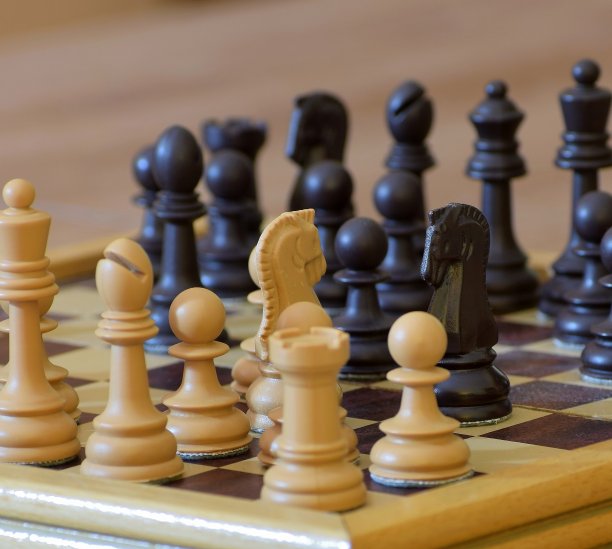 棋盘与棋子。图片下载