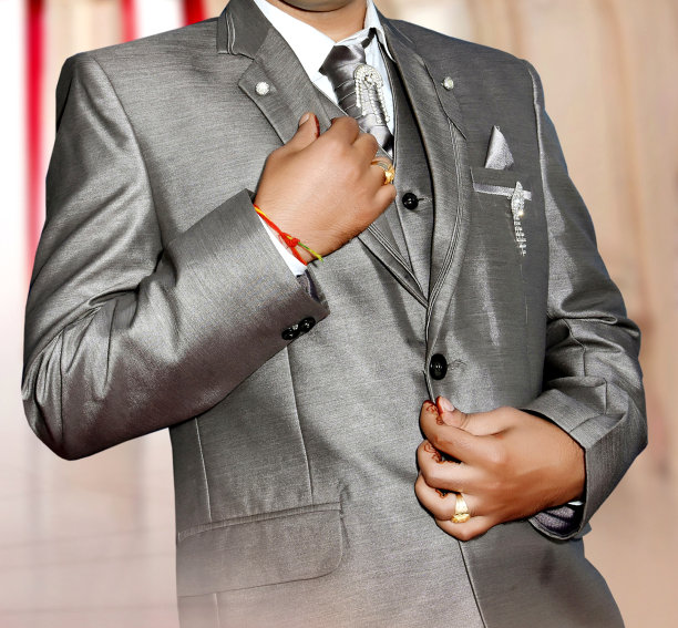 印度新郎在穿结婚礼服图片下载