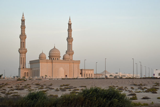 阿联酋首都阿布扎比秋日里的阿拉伯清真寺图片下载
