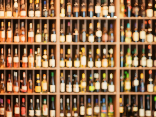 葡萄酒瓶架作为散焦背景图片下载