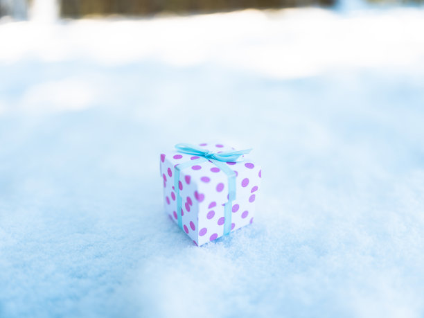 雪地上的礼盒图片下载
