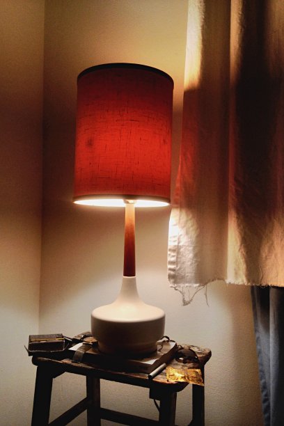 一盏晚上放在床头柜上的现代灯图片下载