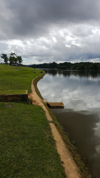 湖上阴天图片下载