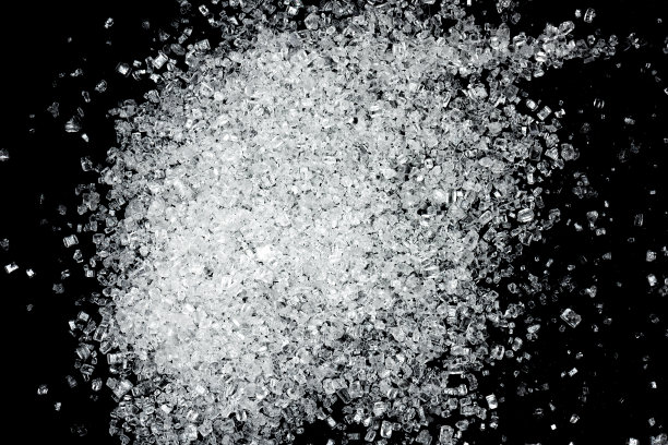 黑色背景上的糖晶体图片下载