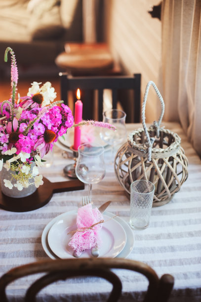 夏日小屋厨房装饰节日晚餐。乡村风格的蜡烛和鲜花，浪漫的餐桌摆设。图片下载