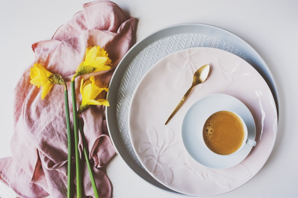 一套餐具在白色背景春季或复活节假期图片下载