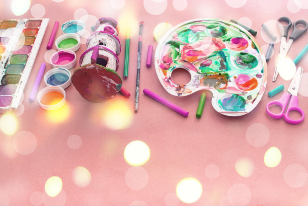 一套用于创作和绘画爱好的材料。图片下载