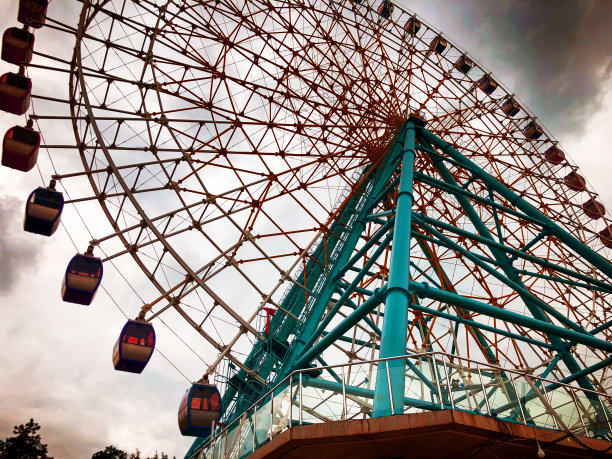 第比利斯姆塔茨明达公园缆车上的摩天轮壮丽景色图片下载