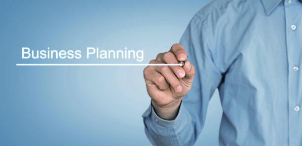 男人在屏幕上写商业计划。经营理念图片下载