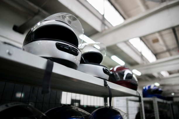 架子上有白色背景的极限运动头盔图片下载