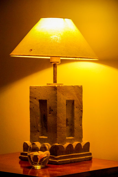 温暖的光。卧室里的台灯发出温暖的橙色光线。有选择性的重点。当代设计。图片下载