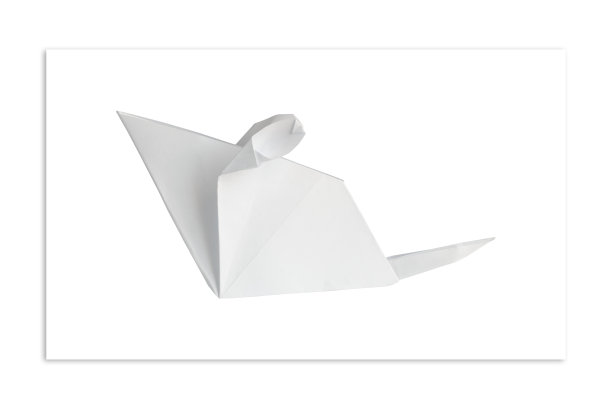 白色背景上的小白鼠折纸。简约主义的概念图片下载