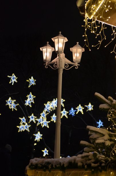 室外灯光外侧，黑暗的背景与星星冬夜图片下载