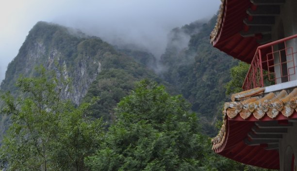 中国寺庙和雾山图片下载