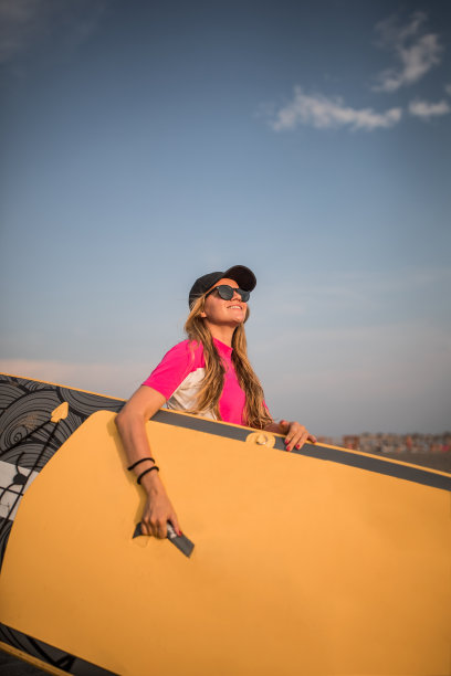 年轻女子要去冲浪图片下载