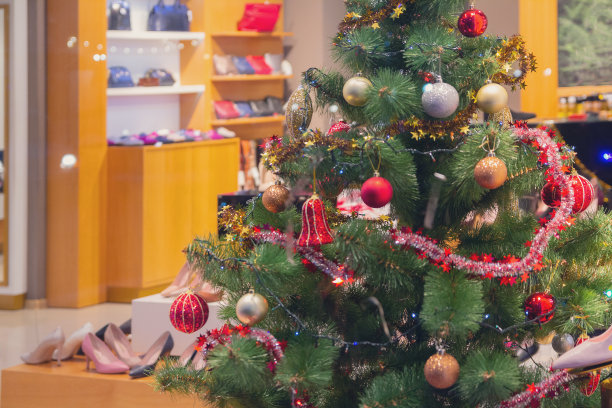 商店橱窗里的一棵圣诞树。节日装饰图片下载