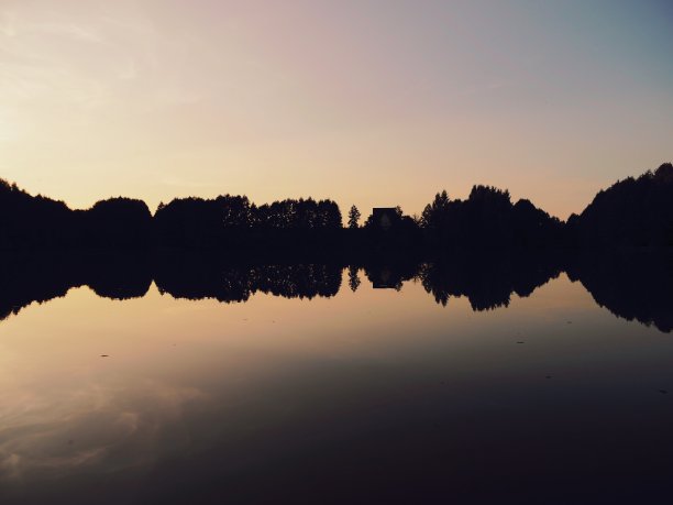 平静的水面图片下载