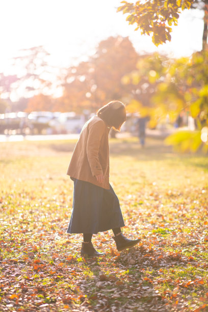 下午在公园里散步的年轻女子图片下载