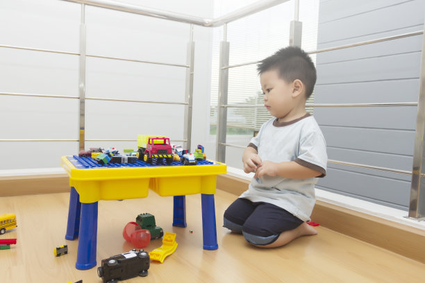 可爱的亚洲男孩玩积木图片下载