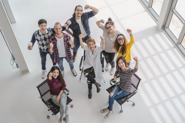 俯视图场景的亚洲和多民族商务人士与休闲西装站与快乐的行动为团队合作，在现代的工作场所，人的商务集团的理念图片下载