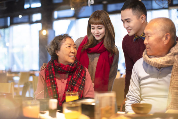 快乐的亚洲家庭共进晚餐，庆祝中国新年图片下载