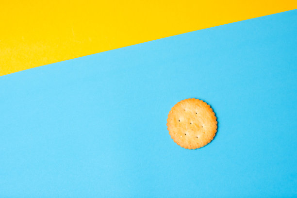 爆竹在坚实的浅蓝色和黄色背景图片下载