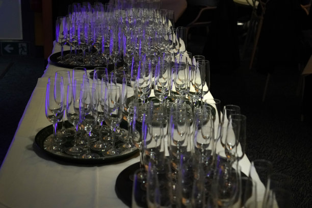 许多香槟酒杯图片下载