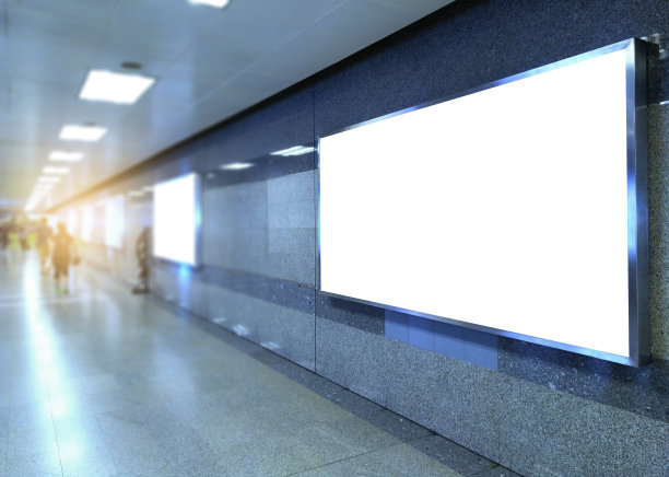 广告牌大空白白色LED屏幕透视水平突出在地铁旁通道，人们步行到地铁为展示广告文本模板推广新品牌室内。图片下载