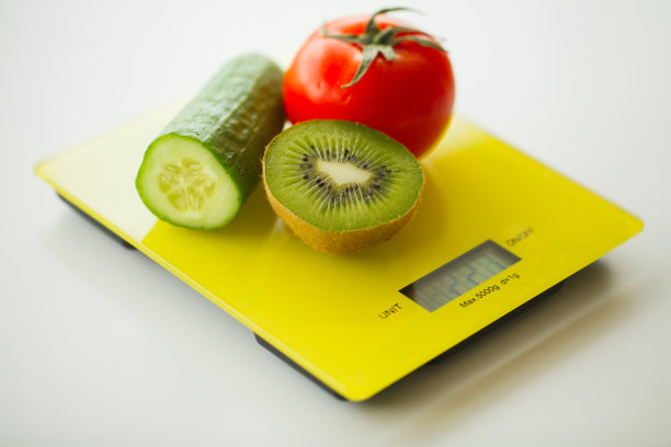 饮食。体重秤上的水果和蔬菜图片下载