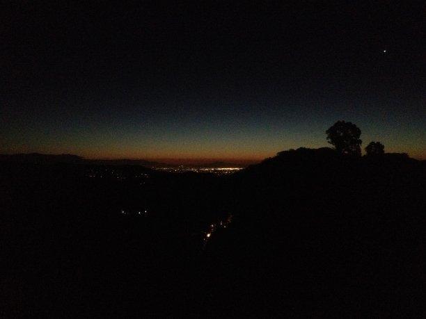 洛杉矶盆地的第一缕阳光图片下载