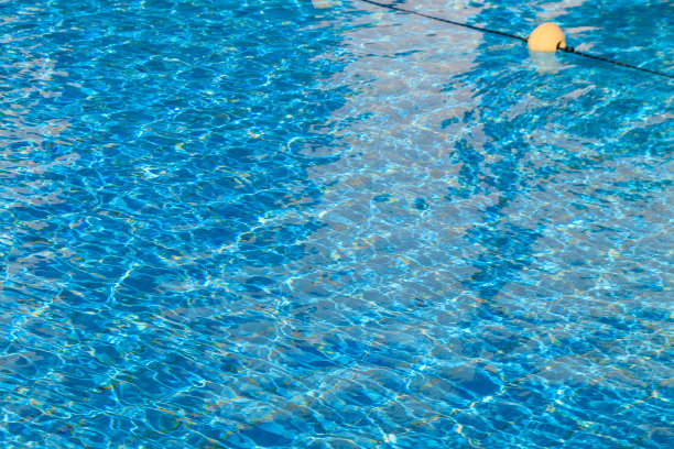 游泳池中的水的纹理作为背景。蓝色的游泳池表面图片下载