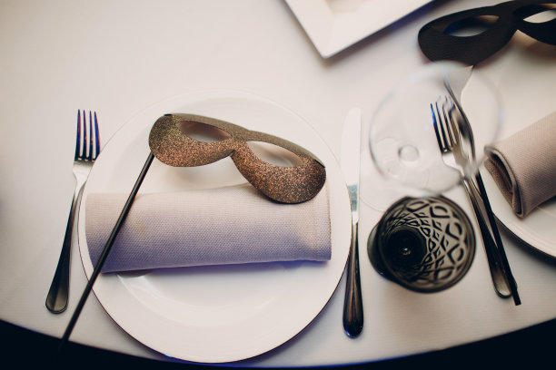 为新年节日化装舞会准备的节日餐桌。图片下载