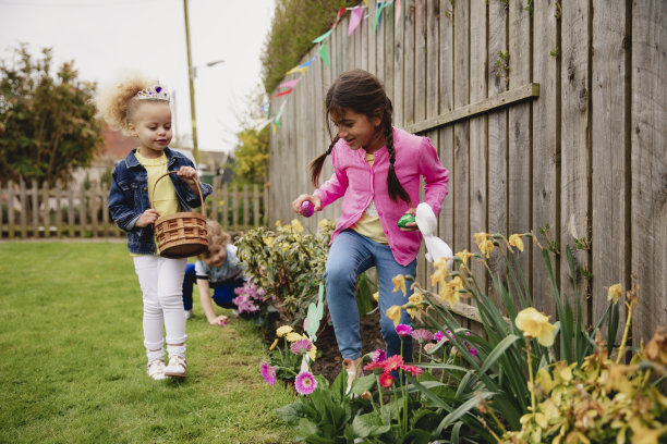 小女孩复活节找彩蛋图片下载