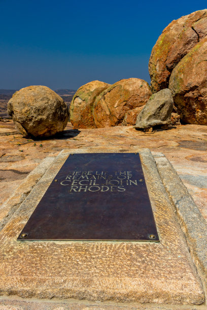 马托波斯，津巴布韦——2018年8月——塞西尔·罗兹(Cecil Rhodes)的坟墓在山顶上，世界的观点图片下载