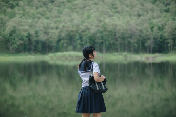 肖像的亚洲日本女学生服装看公园户外电影复古风格图片下载