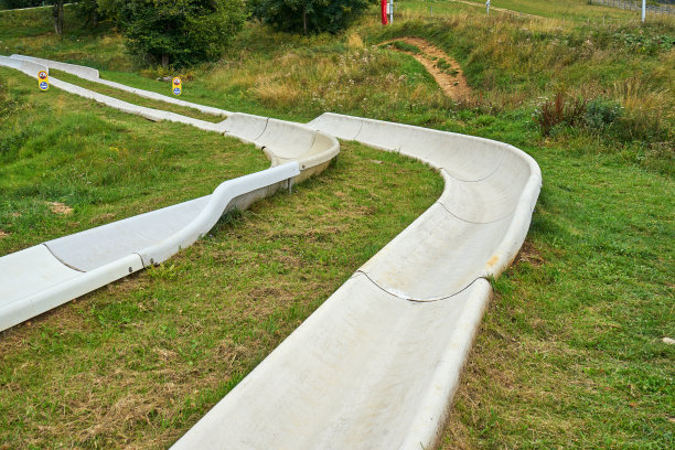 夏季雪橇跑道转弯的详细视图图片下载