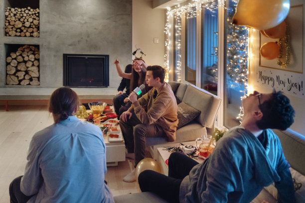 一群青少年在开新年晚会图片下载