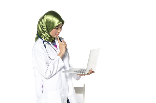 微笑和快乐的脸女医生与希贾布工作在办公室办公室内部隔离的白色背景图片下载