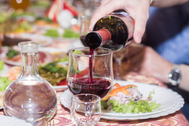 红酒倒入杯中图片下载