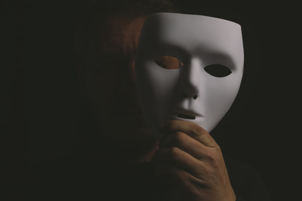 成年男子摘下面具图片下载