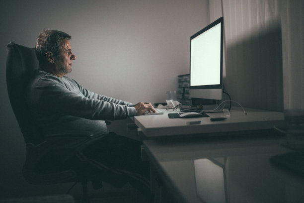 成熟的商人工作到很晚图片下载