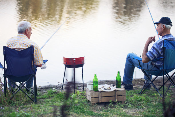 两个男人在放松和钓鱼图片下载