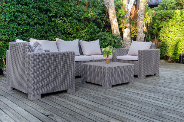 大露台庭院与藤花园家具在花园里的木地板。图片下载