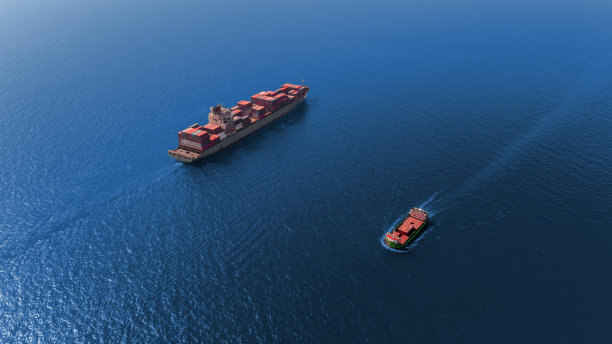 鸟瞰图集装箱船在海上为物流进出口集装箱整箱，海运或运输。图片下载