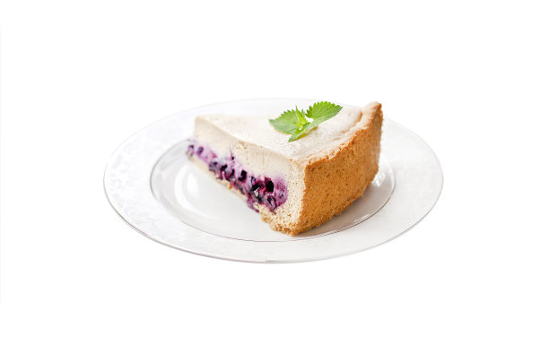 咖啡蛋糕与蓝莓在盘子孤立的白色背景与剪切路径图片下载