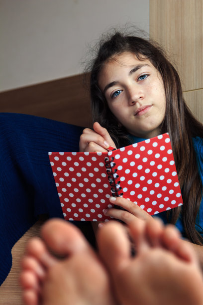 坐在卧室地板上的女孩图片下载