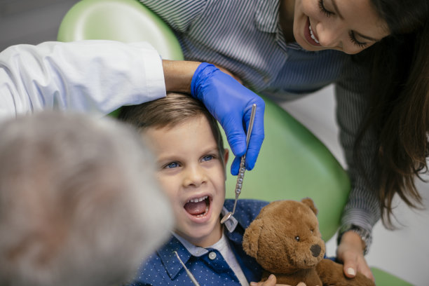 小男孩正在定期检查牙齿图片下载